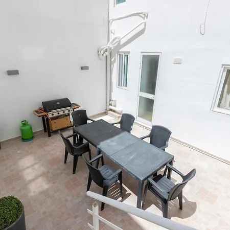 A Large House In With Bbq & Terrace By 360 Estates *