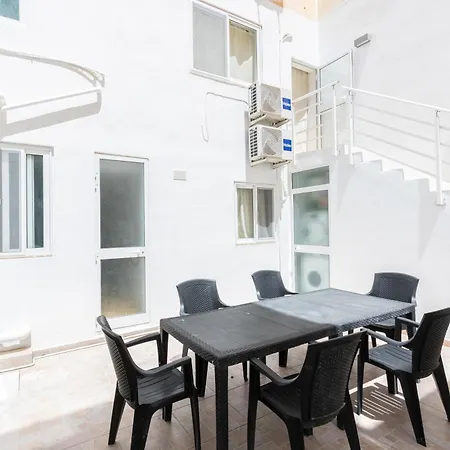 A Large House In With Bbq & Terrace By 360 Estates